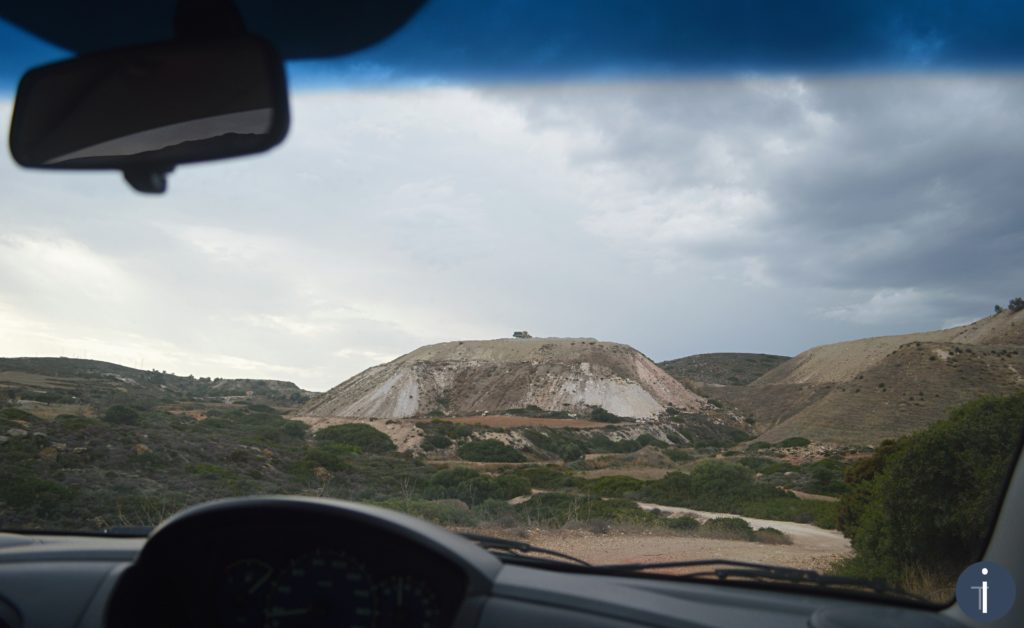 Un esempio di strada sterrata a Milos